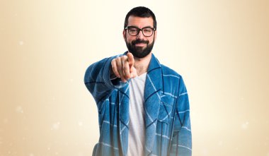 Sabahlık önüne işaret eden adam