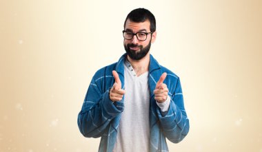 Sabahlık önüne işaret eden adam