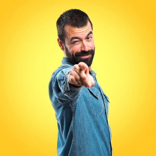 Hombre señalando hacia el frente — Foto de Stock