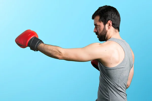 Sportivo con guanti da boxe — Foto Stock