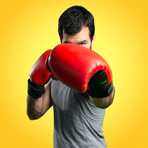 Sportivo con guanti da boxe — Foto Stock