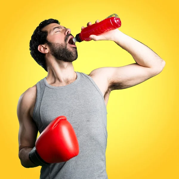 Sportivo con guanti da boxe acqua potabile soda — Foto Stock