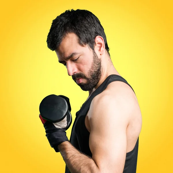 Renkli arka plan üzerinde yakışıklı adam