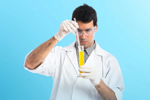 Científico analizando un tubo de ensayo — Foto de Stock