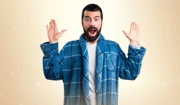 Hombre en bata haciendo gesto sorpresa —  Fotos de Stock