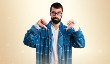 Sabahlık kötü sinyal yapıyor adam