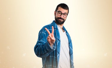 Sabahlık zafer jest yapıyor adam