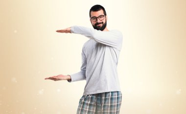 Adam bir şey tutan pijama