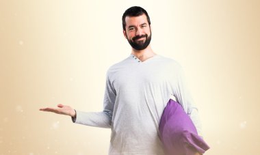 Adam bir şey sunmak pijama