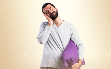 Erkek pijama uyku jest yapıyor