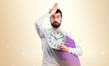 Adam saat tutan pijama