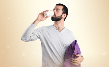 Adam bir fincan kahve tutan pijama