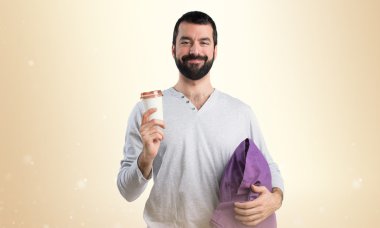 Adam bir fincan kahve tutan pijama