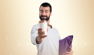 Adam bir fincan kahve tutan pijama