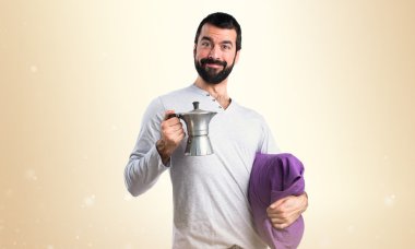 Adam bir cezve tutan pijama