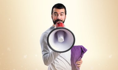 Adam tarafından megafon bağırarak pijama