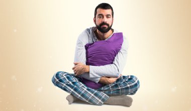 Renkli arka plan üzerinde yakışıklı adam