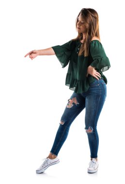 Genç kız izole beyaz arka plan üzerinde