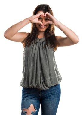 Genç kız elleri ile bir kalp yapma