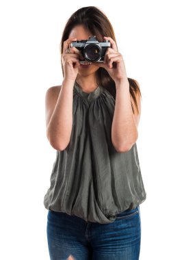 bir kamera tutan genç kız