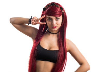 İzole beyaz kağıt üzerine genç kız