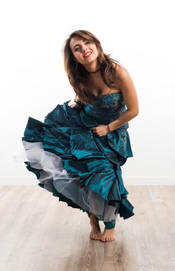 İzole beyaz kağıt üzerine genç kız