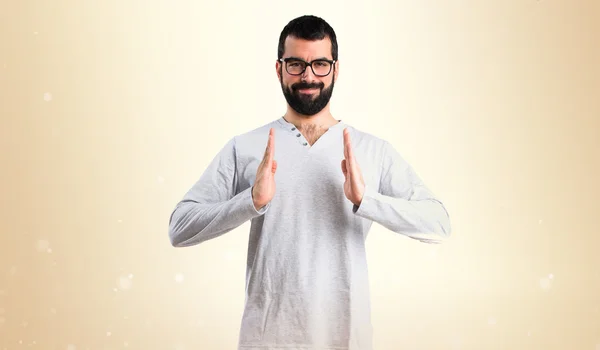 Homem de pijama segurando algo — Fotografia de Stock