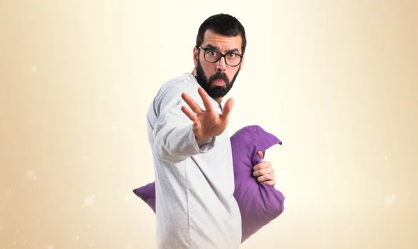 Ο άνθρωπος στο πιτζάμες κάνοντας σήμα στοπ — Φωτογραφία Αρχείου