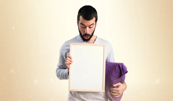 Muž v pyžamu drží prázdné cedulky — Stock fotografie