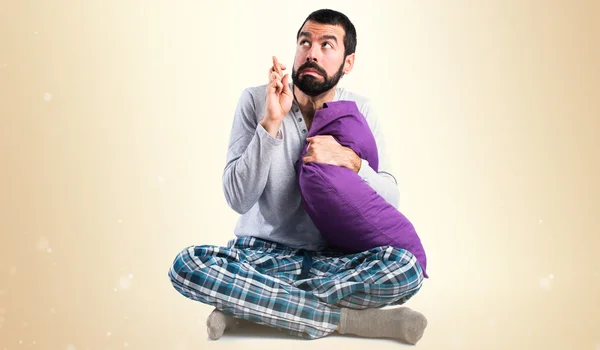 Ο άνθρωπος στο πιτζάμες με τα δάχτυλά του, διασχίζοντας — Φωτογραφία Αρχείου
