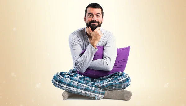 Hombre en pijama pensando — Foto de Stock