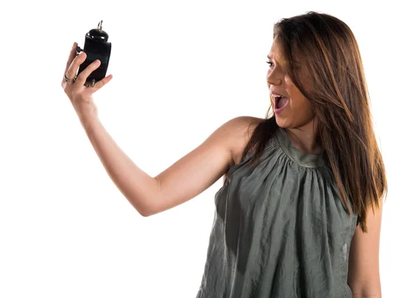 Chica joven sosteniendo reloj vintage —  Fotos de Stock