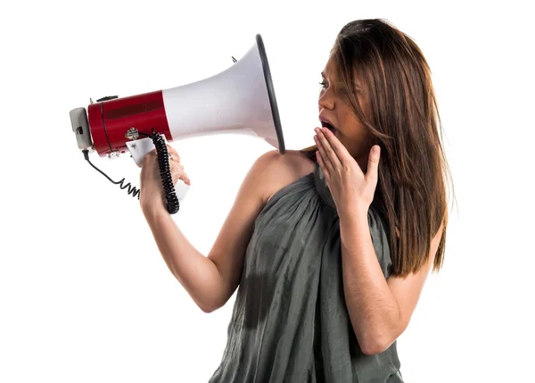 Chica joven gritando por megáfono — Foto de Stock