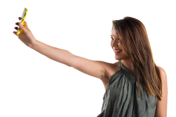 Chica joven haciendo una selfie — Foto de Stock