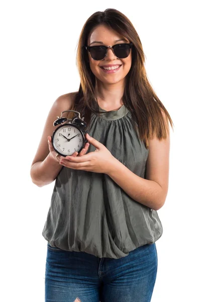 Chica joven sosteniendo reloj vintage — Foto de Stock