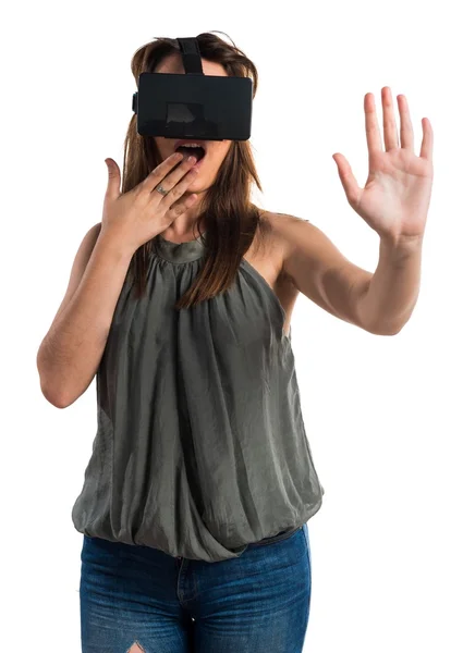 Menina usando óculos VR — Fotografia de Stock