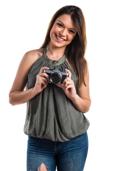 Chica joven sosteniendo una cámara — Foto de Stock