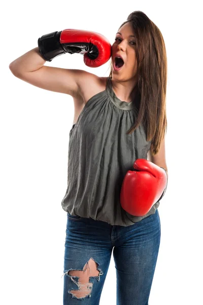 Jong meisje met bokshandschoenen — Stockfoto