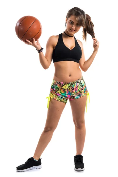 Junges Mädchen spielt Basketball — Stockfoto