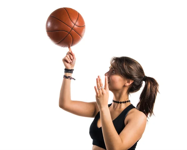 Jovem jogando basquete — Fotografia de Stock