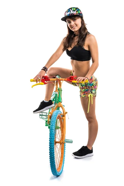 Menina jovem com bicicleta colorida — Fotografia de Stock