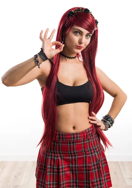 İzole beyaz kağıt üzerine genç kız