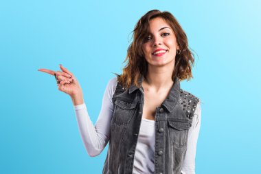 İzole arka plan üzerinde güzel kız