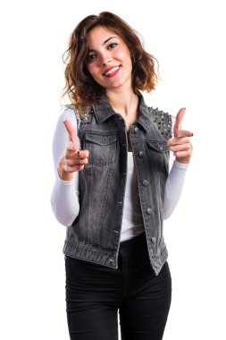 başparmak ile güzel kız