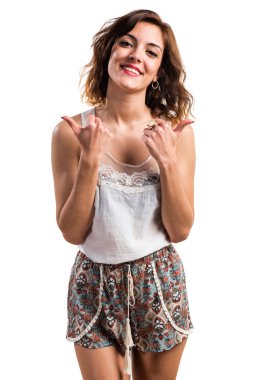 başparmak ile güzel kız