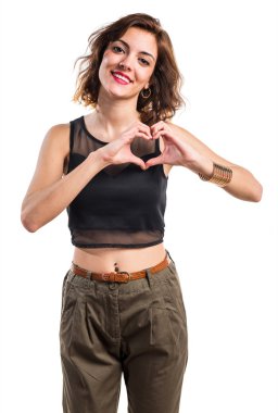 Güzel kız elleri ile bir kalp yapma