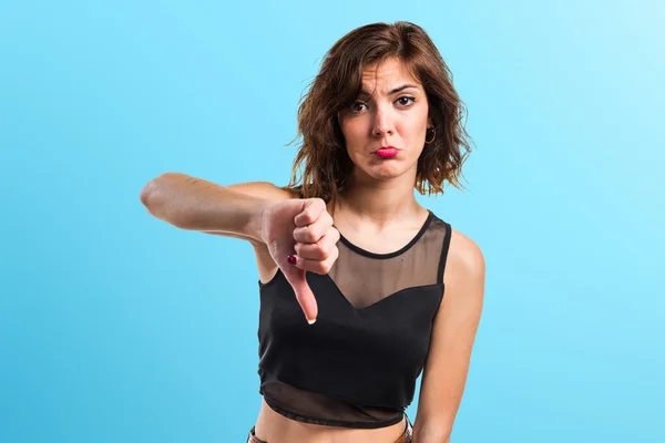 Mujer haciendo mala señal — Foto de Stock