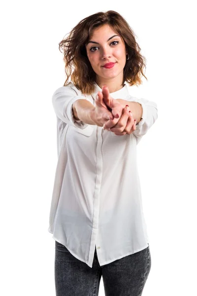 Kvinnan gör pistol gest — Stockfoto