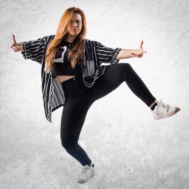 İzole arka plan üzerinde dans kadın