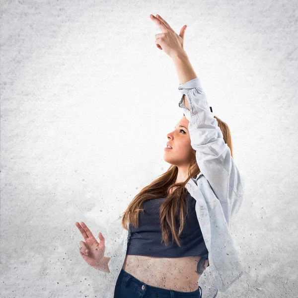 Kvinna dansar över isolerade bakgrund — Stockfoto